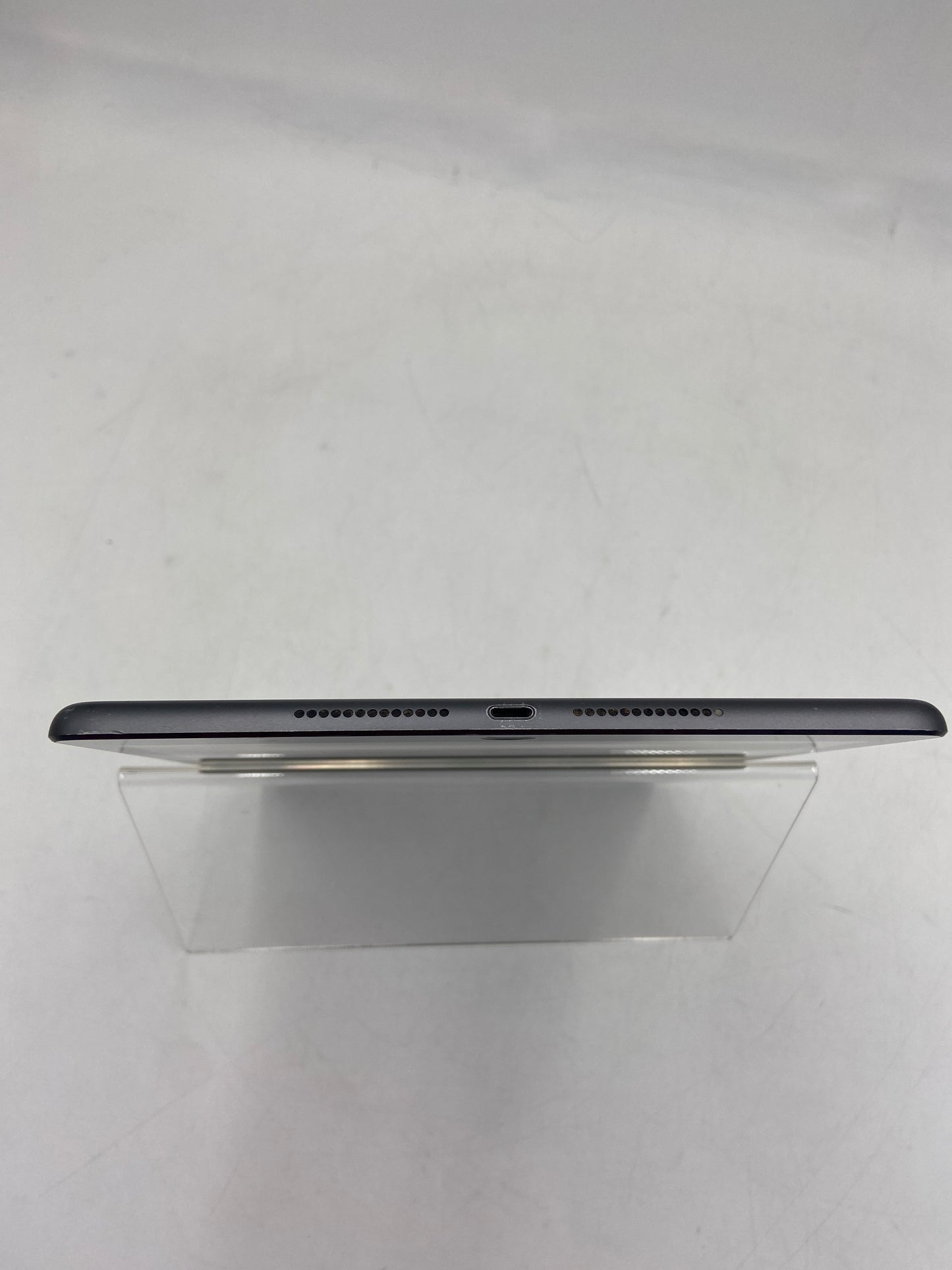 WiFi Only Apple iPad 7th Gen 32GB 17.4.1 SPACE GRAY A2197