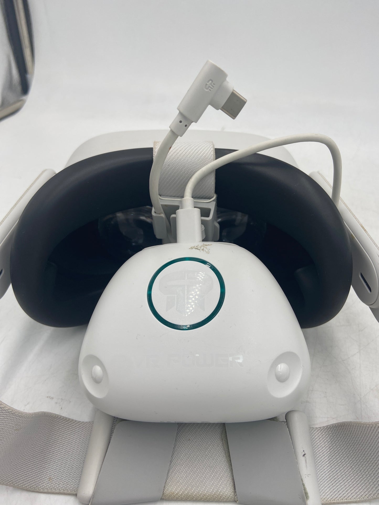 Meta Quest 2 256GB Standalone All-in-One VR Headset  KW49CM with VR Power 2 Battery