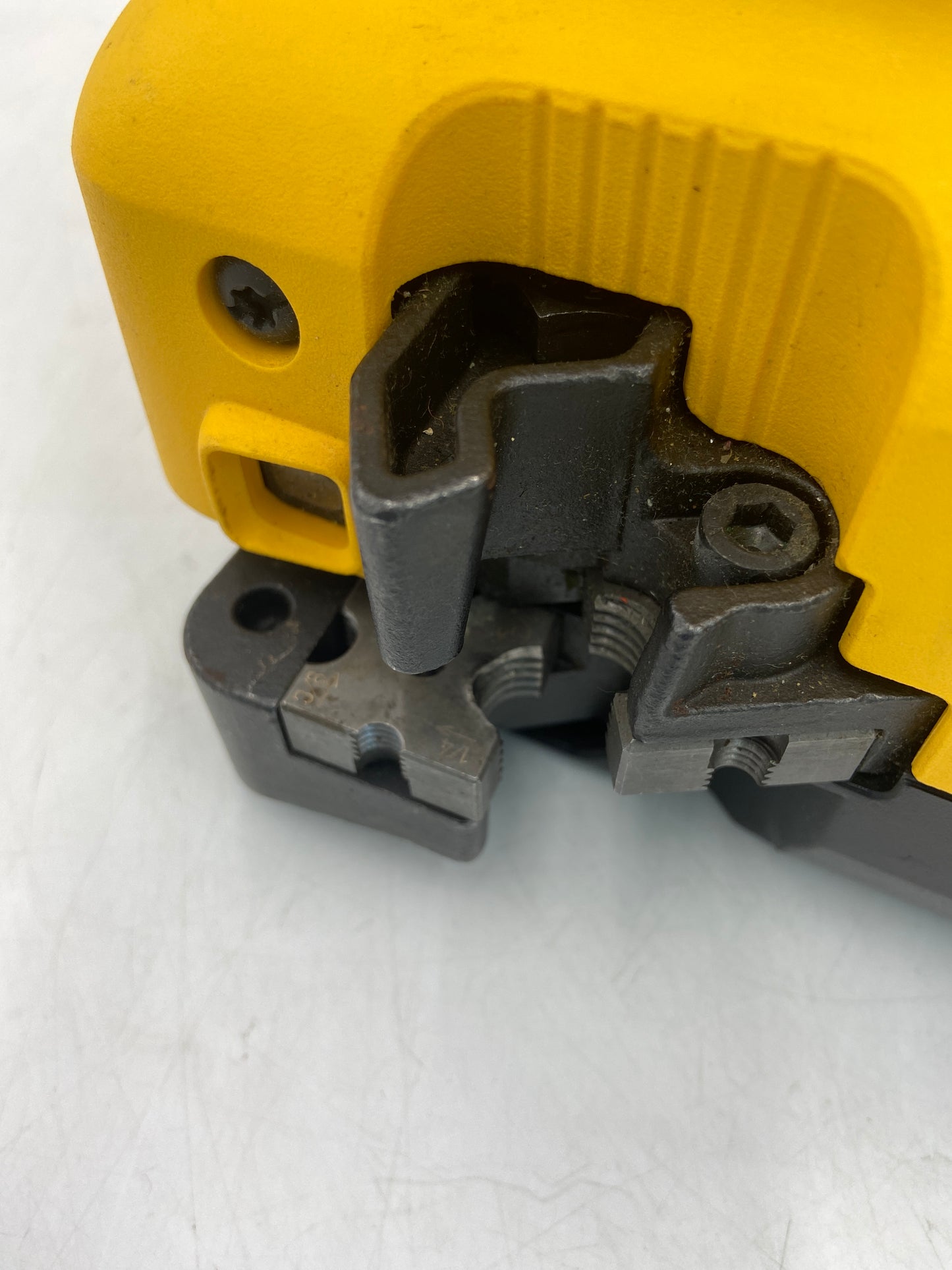 DeWalt DCS350 20V MAX 1/4"-20, 3/8"-16, 1/2"-13 Cordless Threaded Rod Cutter