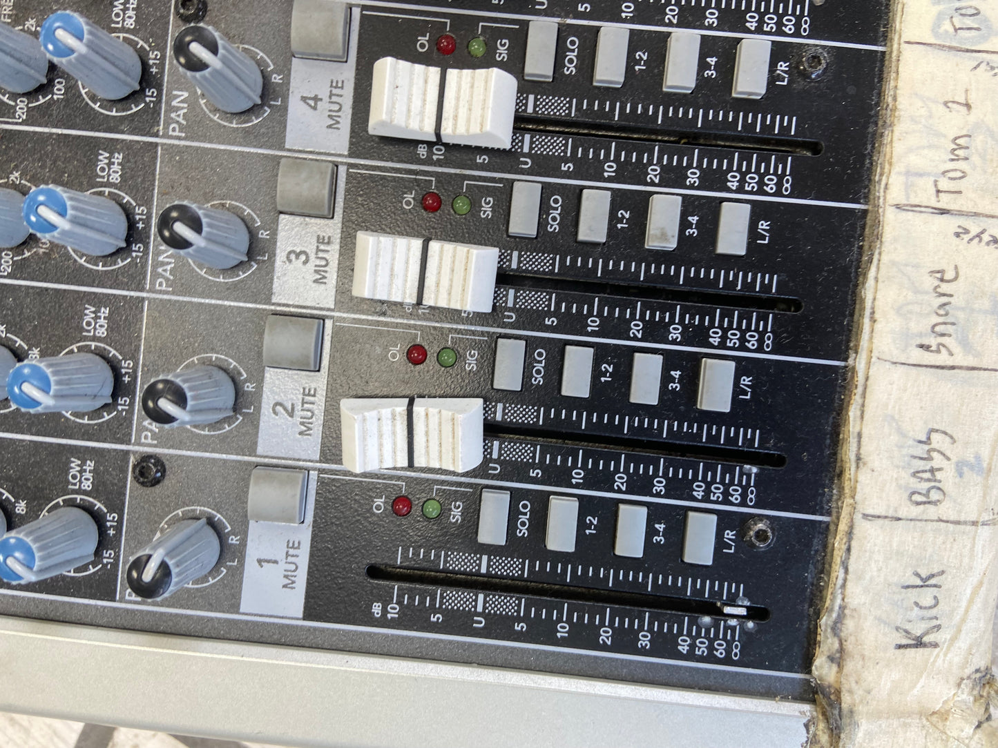 MACKIE 32-Channel 4-Bus Effects Mixer with USB DJ Mixer 3204-VLZ3