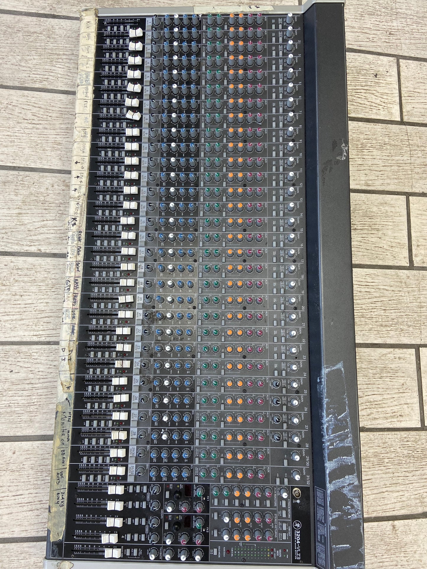 MACKIE 32-Channel 4-Bus Effects Mixer with USB DJ Mixer 3204-VLZ3