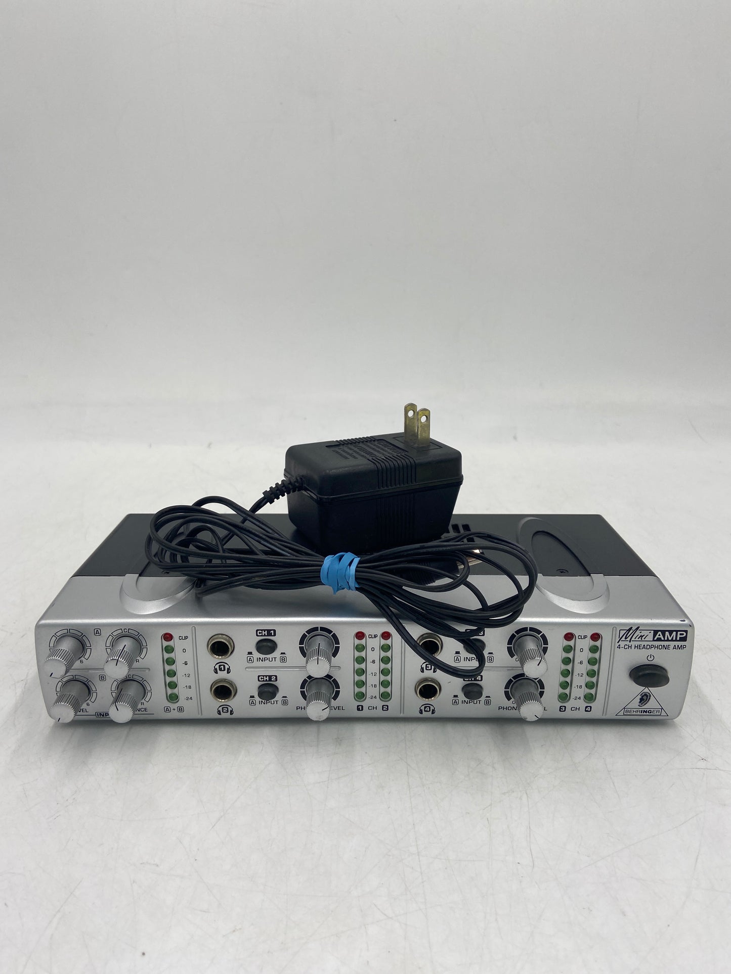 BEHRINGER MINIAMP AMP800 4-Channel Stereo Headphone Amplifier  P0331