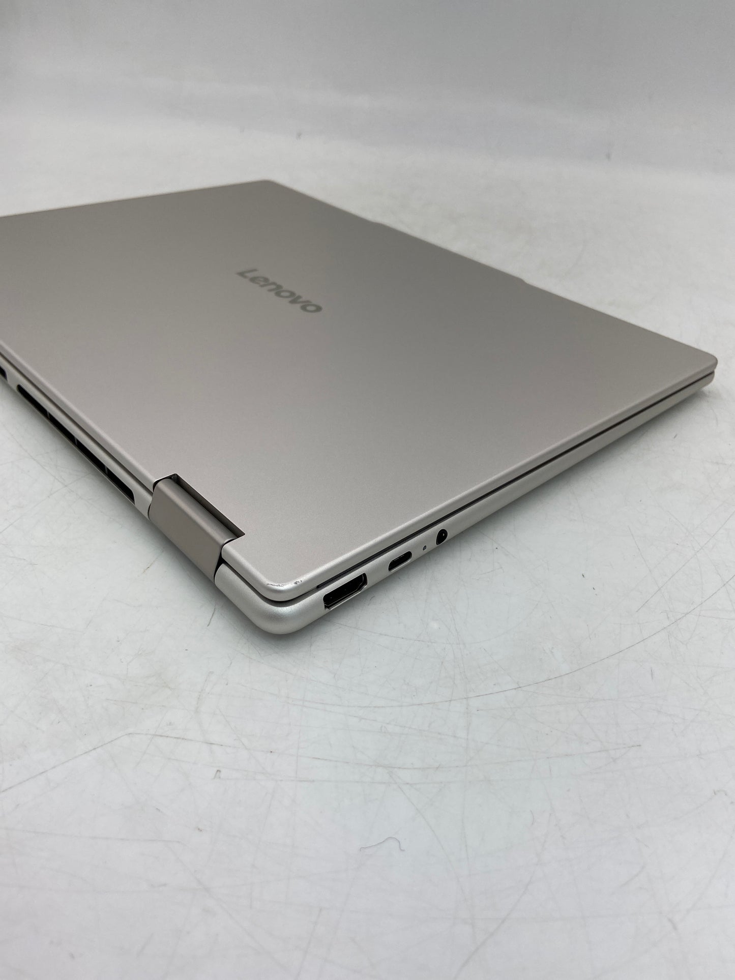 Lenovo Yoga 7 2-in-1 14AKP10 14" AMD Ryzen AI 5 340 2.0GHz 16GB RAM 512GB SSD AM D Radeon RX 7700S