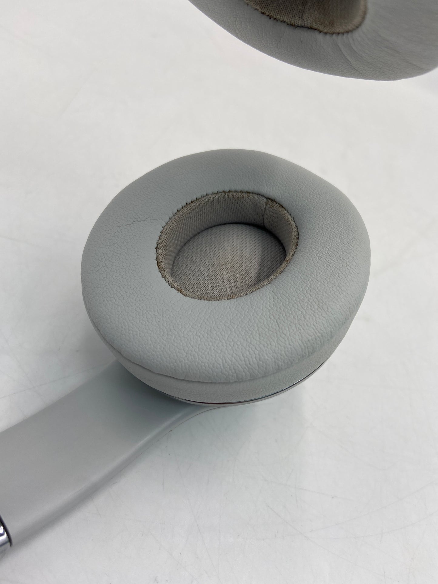 Beats Solo3 Wireless On-Ear Bluetooth Headphones White