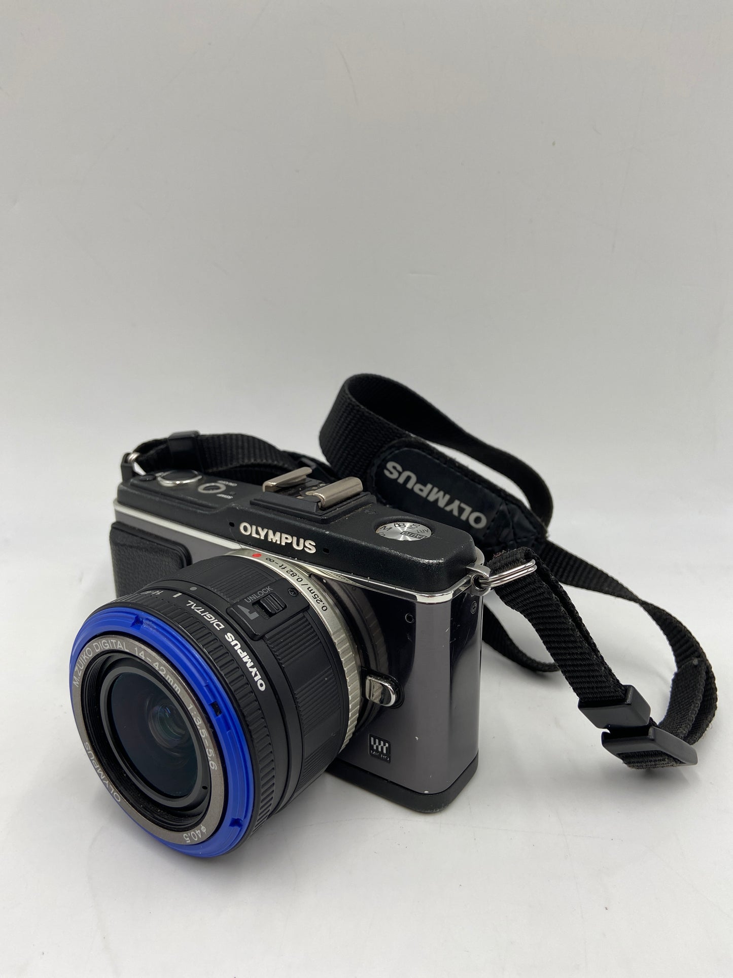 OLYMPUS PEN E-P2 262825 12.3MP KIT w/ 14-42mm LENS