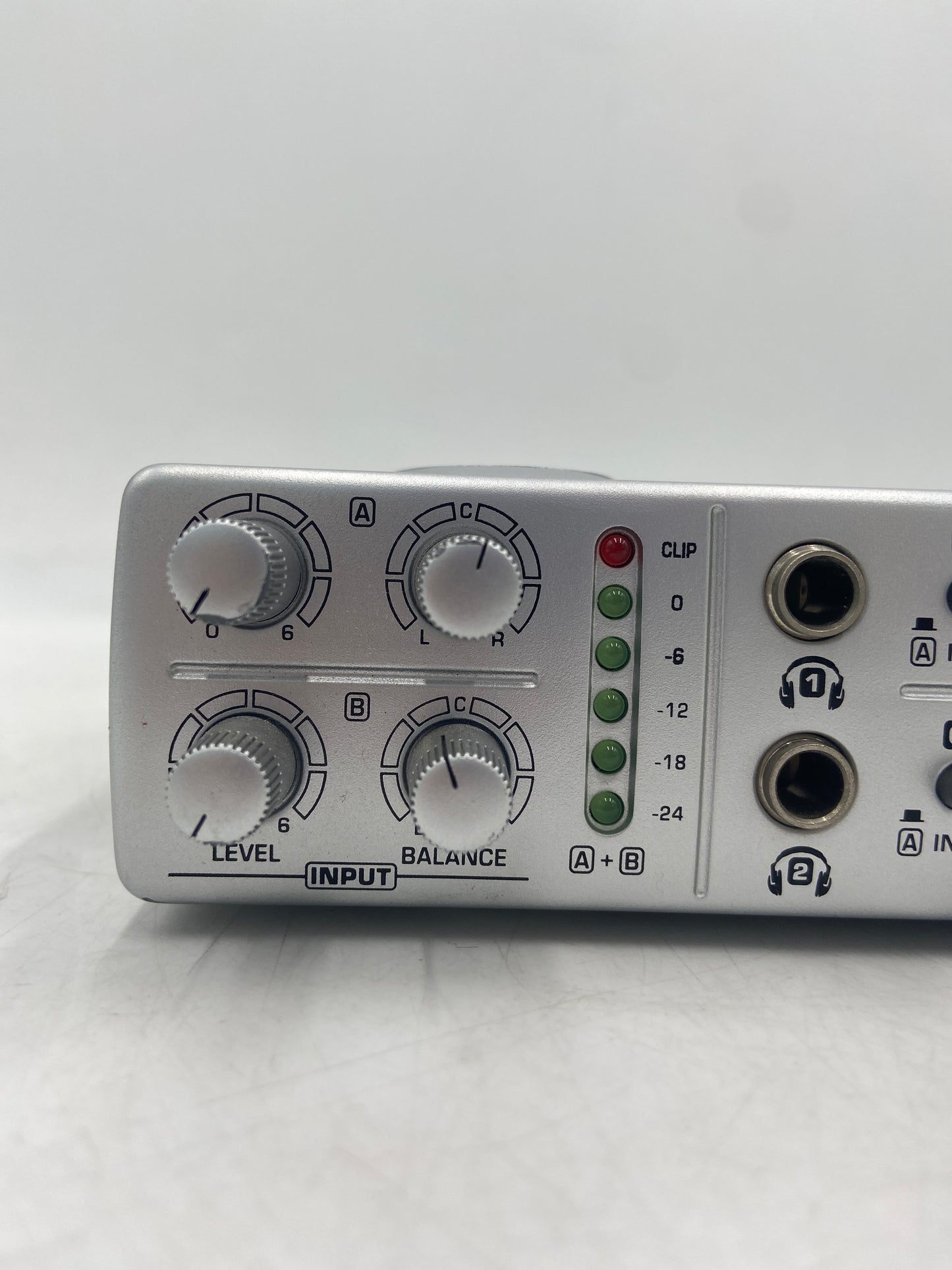 BEHRINGER MINIAMP AMP800 4-Channel Stereo Headphone Amplifier  P0331