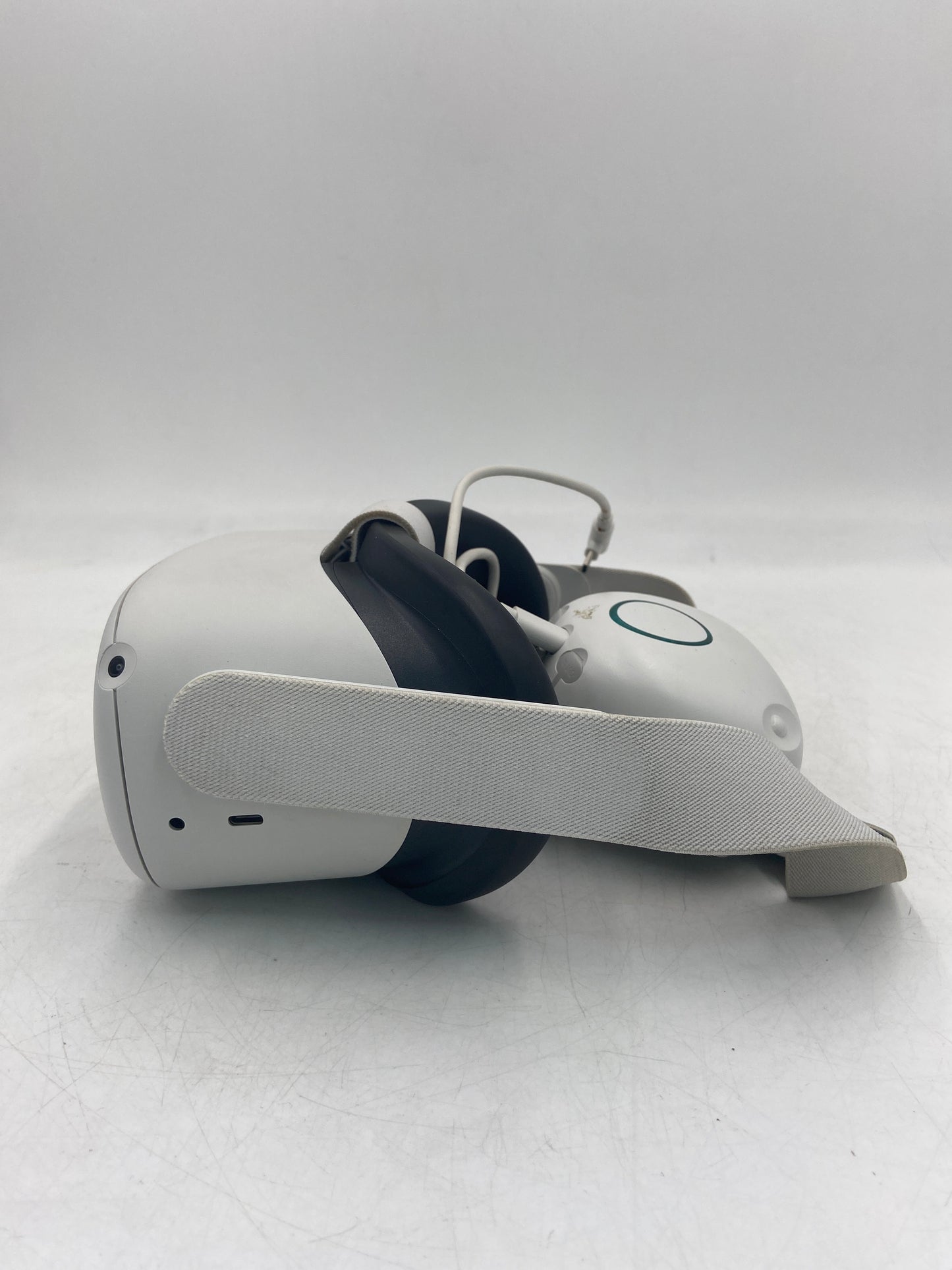 Meta Quest 2 256GB Standalone All-in-One VR Headset  KW49CM with VR Power 2 Battery