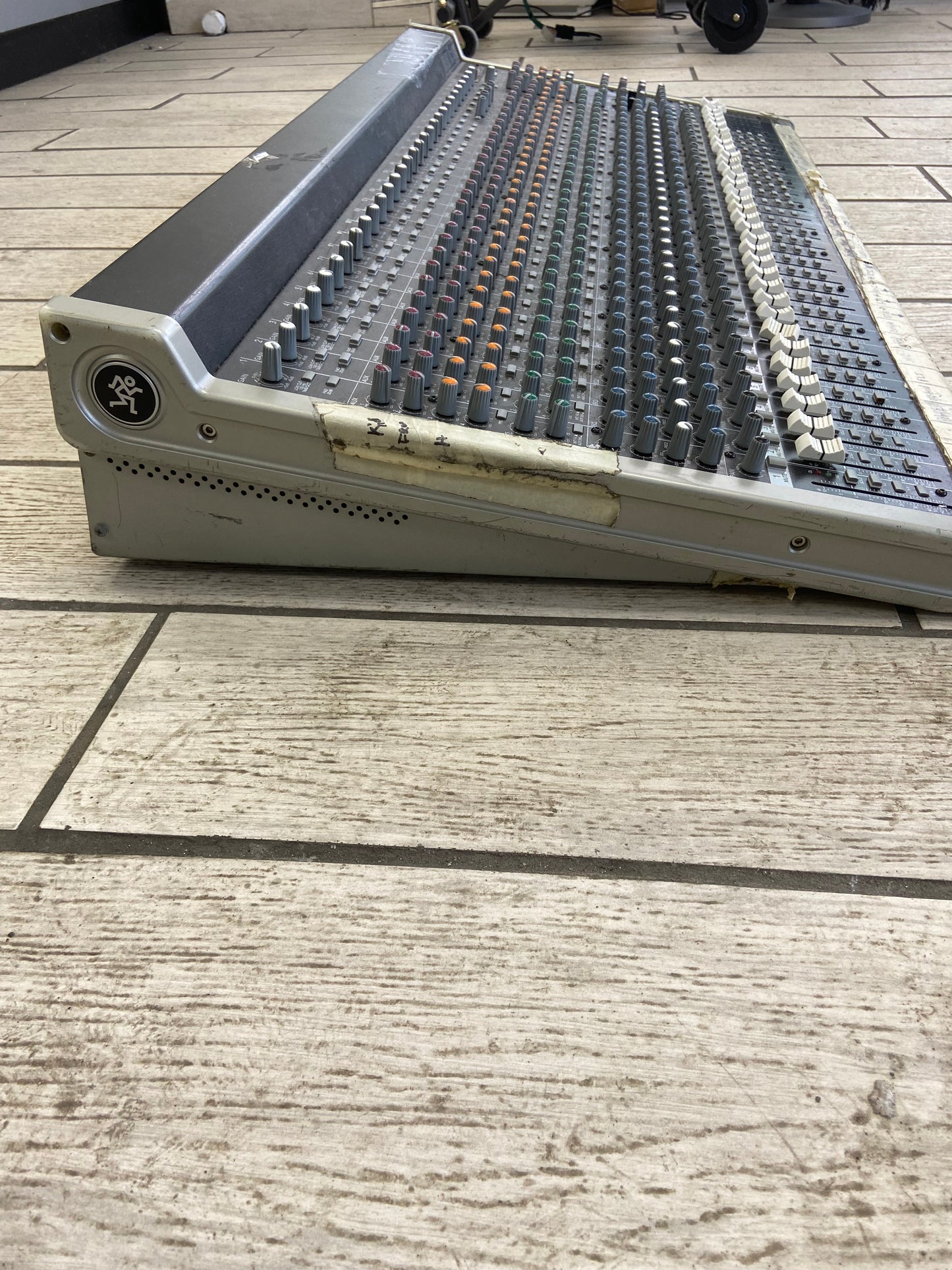 MACKIE 32-Channel 4-Bus Effects Mixer with USB DJ Mixer 3204-VLZ3