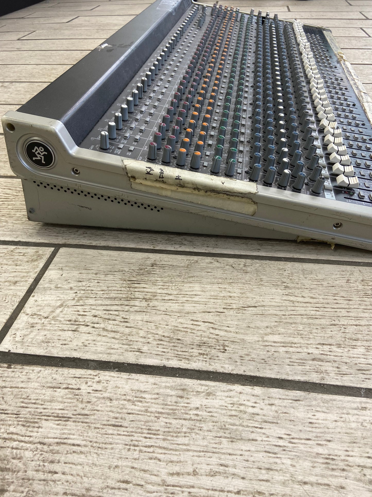 MACKIE 32-Channel 4-Bus Effects Mixer with USB DJ Mixer 3204-VLZ3