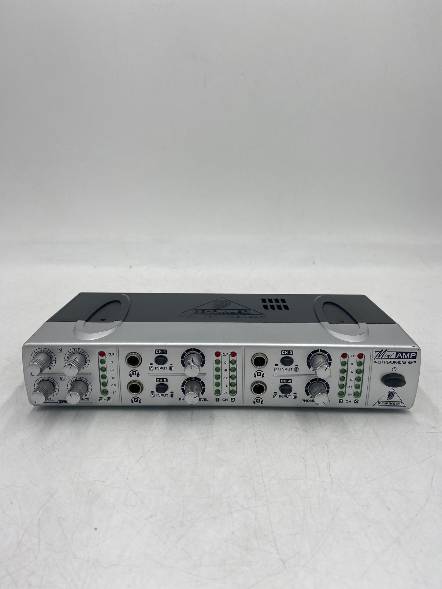 BEHRINGER MINIAMP AMP800 4-Channel Stereo Headphone Amplifier  P0331