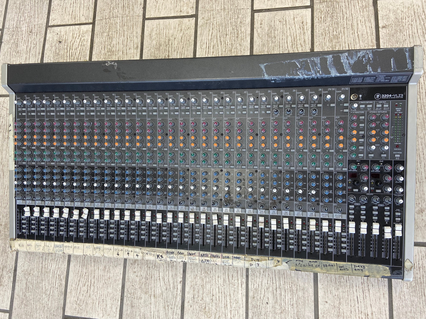 MACKIE 32-Channel 4-Bus Effects Mixer with USB DJ Mixer 3204-VLZ3