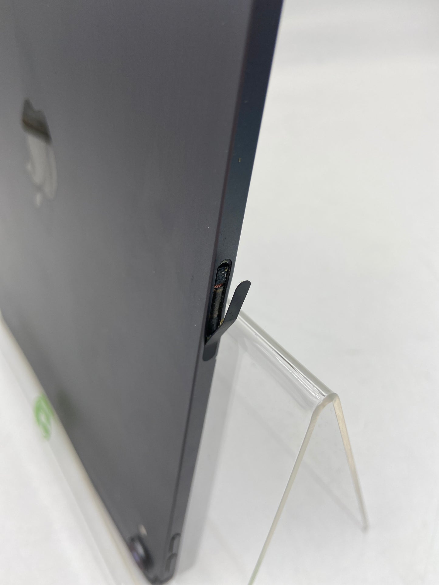 Unlocked Apple iPad Pro 11" 4th Gen 128GB 17.5.1 Space Gray