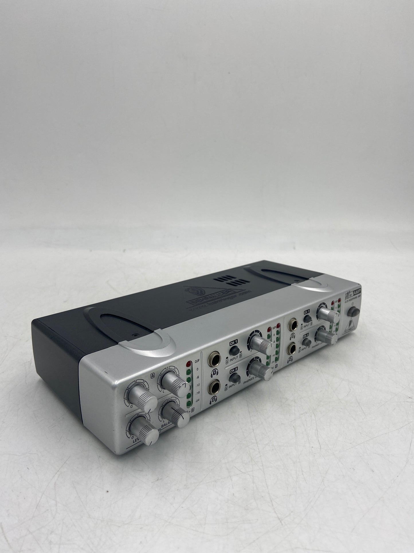 BEHRINGER MINIAMP AMP800 4-Channel Stereo Headphone Amplifier  P0331